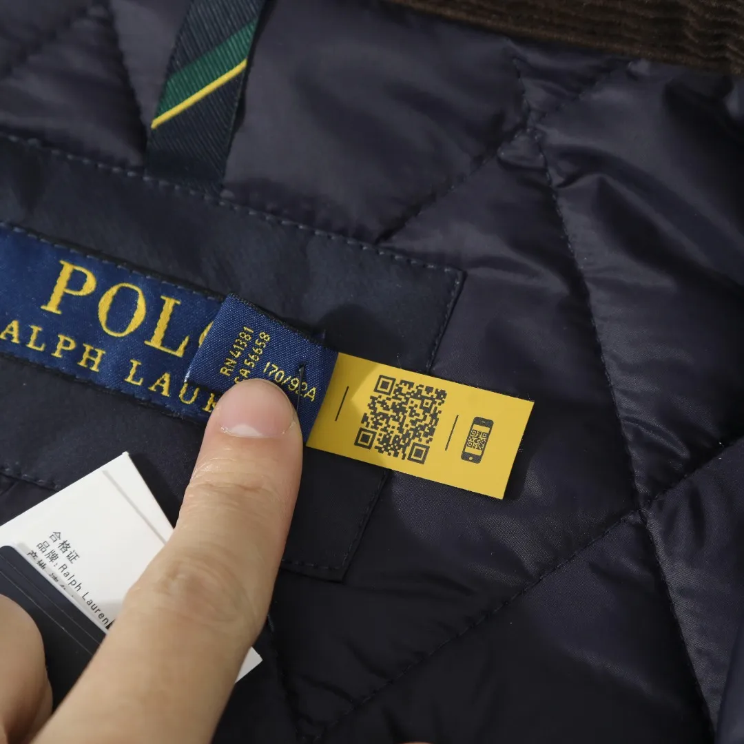 P370 #R50 Ralph Lauren/Ralph Lauren classic old money style workwear rhombus retro cotton jacket. Inspired by retro workwear, it reshapes the contemporary British style. Imported machine-pressed diamond quilting technology, every quilting line is accurately aligned, and the details are full of ingenuity; three-dimensional tailoring creates a neat H-shaped silhouette, and it can still remain light and straight when worn in multiple layers in autumn and winter. Customized metal buttons, low-key embellished textured corduroy lapel design, full of retro atmosphere, 37.5° temperature control black technology, breathable and moisture-proof, locks in temperature and sweat, waterproof and snow-proof fabric, no fear of bad weather, anti-run cotton patented technology, warm and soft, long-wearing without deformation, five high-end colors: navy | khaki | black | green | brown, easily suitable for commuting, leisure, and travel. Wearing one piece gives off a calm temperament of "old money style", and you can have both style and warmth in low-temperature weather.  Color: Navy blue, black, khaki, military green, brown Size: S M L